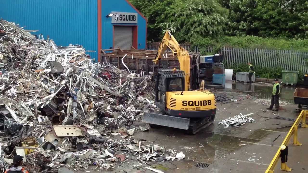LiuGong 908C midi excavator working in a scrap yard of Squibb Group.
