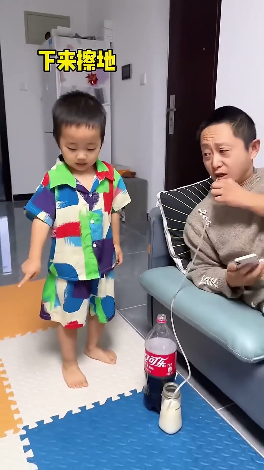 爸爸还挺会享受，儿子都看不下去了#Cute baby#Cute#呆萌小米宝#聪明宝宝#萌娃#整蛊#测试