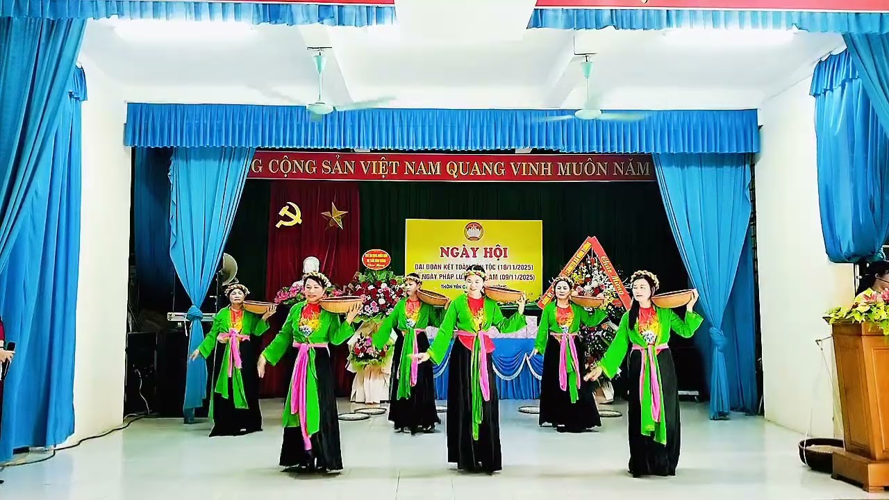 Đóng nhanh lúa tốt. Phụ nữ thôn Yên Cát chào mừng ngày đại ĐK toàn dân