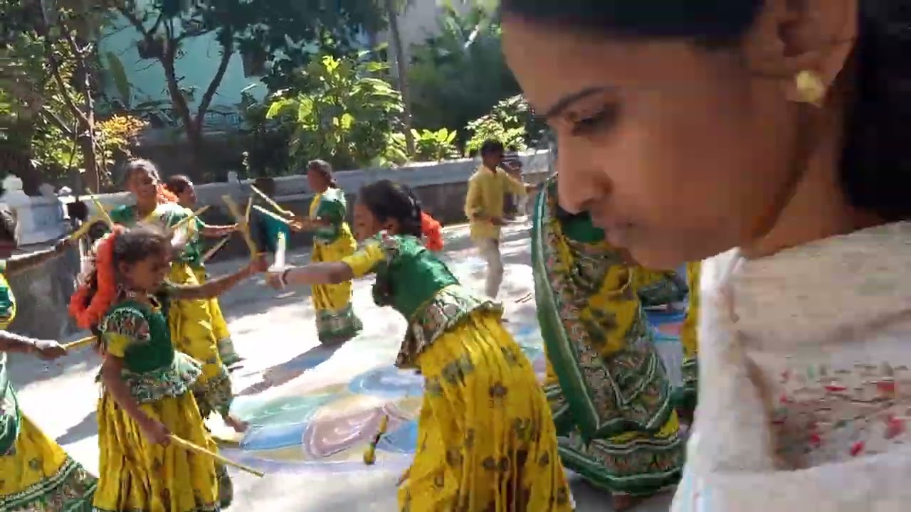 దిగువ తిరుపతి వీరనారాయణ స్వామి గుడి దగ్గర కోలాట బృందం కుల్లోలవారిపల్లి గురువు అమర్నాథ 86 88 51 6077