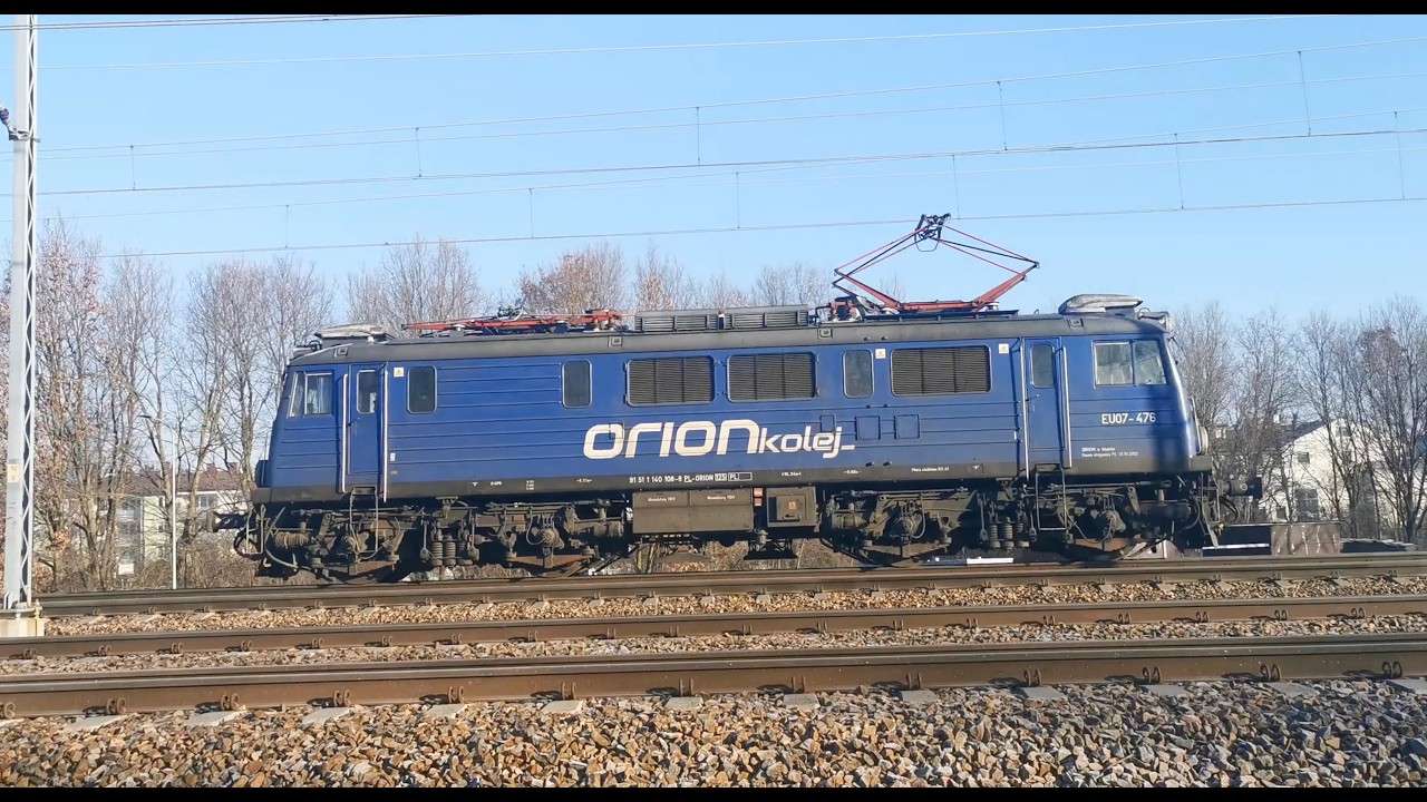 Mijanka EU07-476 luzem i EU07-144 z składem wagonów