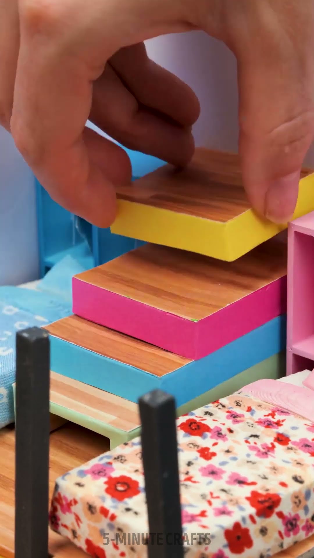 DIY Miniature cardboard room for 4 kids! ?
