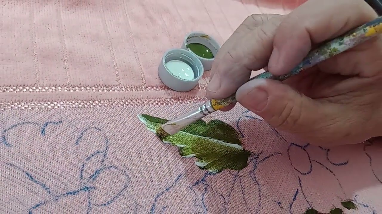 Pintura em tecido, toalha 😍❤️, flores, ensinando a fazer folhas com duas cores 😀