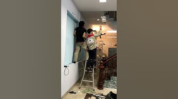 Lắp đặt vách ngăn kính cường lực cầu thang ngăn bếp và khách