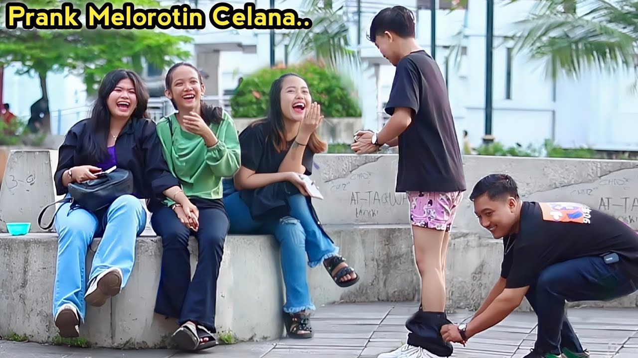 PRANK MELOROTIN CELANA DI DEPAN CEWEK.. AUTO NGAKAK