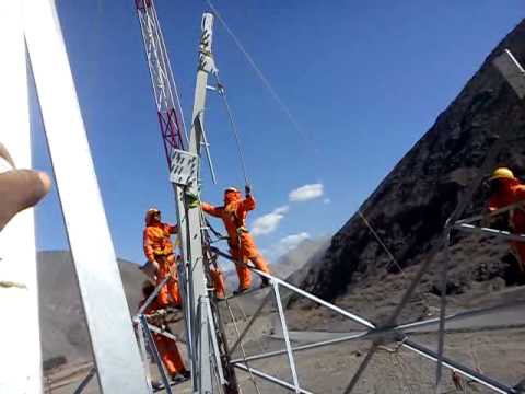 Trabajo en torre de alta tensión