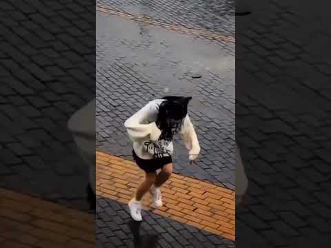 yağmurda dans eden kız