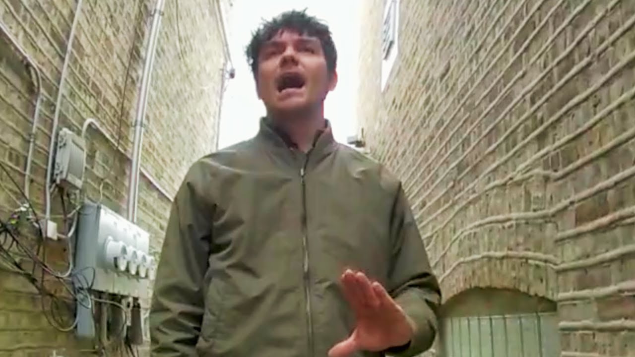 Ник Фуэнтес, нательная камера. Незнакомец-либерал появляется в его доме.