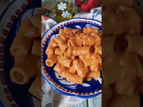 PASTA CON CREMA DI PEPERONI E PANCETTA