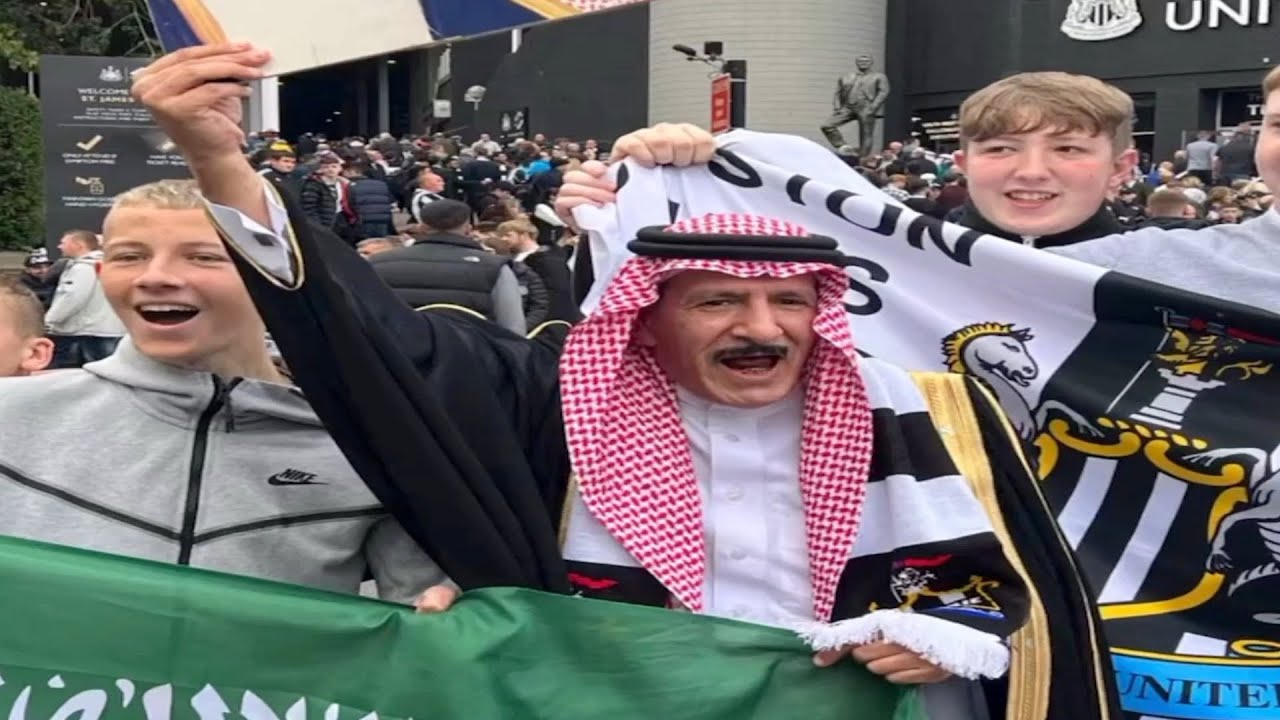 Саудовская Аравия приобретает клуб «Ньюкасл» Праздник с болельщиками «Ньюкасла»