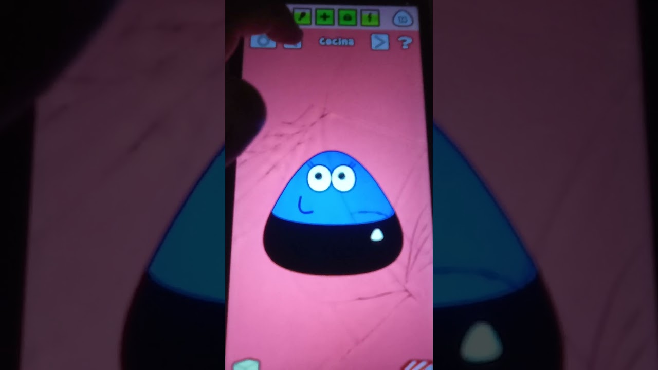 Jugando con el Pou.
