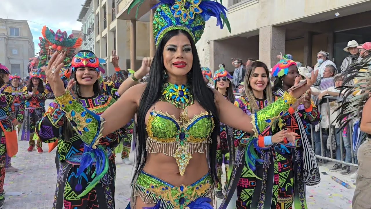 CARROZA LUNA MAJESTUOSA EN EL DESFILE MAGNO CARNAVAL DE NEGROS Y BLANCOS 2025 PASTO NARIÑO