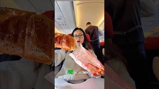 ✈️ Why Does Airplane Food Always Taste So Bad? #AirplaneFood #TravelFacts #DidYouKnow #Aviation
