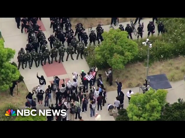 Police presence grows at UC Irvine as pro-Palestinian protests continue class=