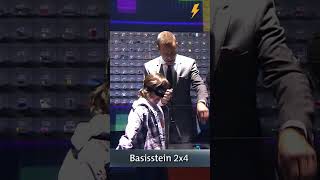 Noah (9) erkennt Legosteine am Klang!