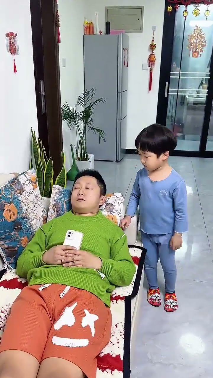 儿子为了玩手机有多拼，也太调皮了吧!#Cute baby#Cute#呆萌小米宝#聪明宝宝#萌娃