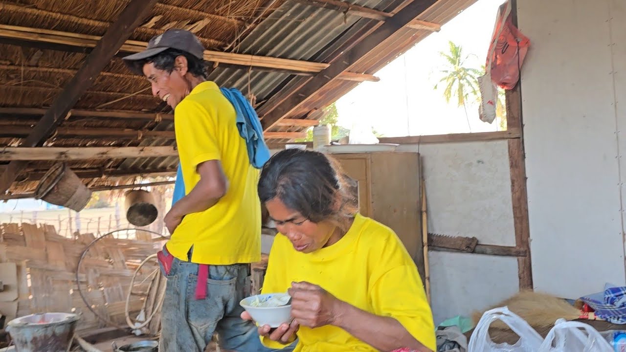 ยายแปตาเงี่ยงใส่เสื้อคู่พากันมากินข้าวปุ้นยายแปพึ้งมาแต่หาขี้ชี