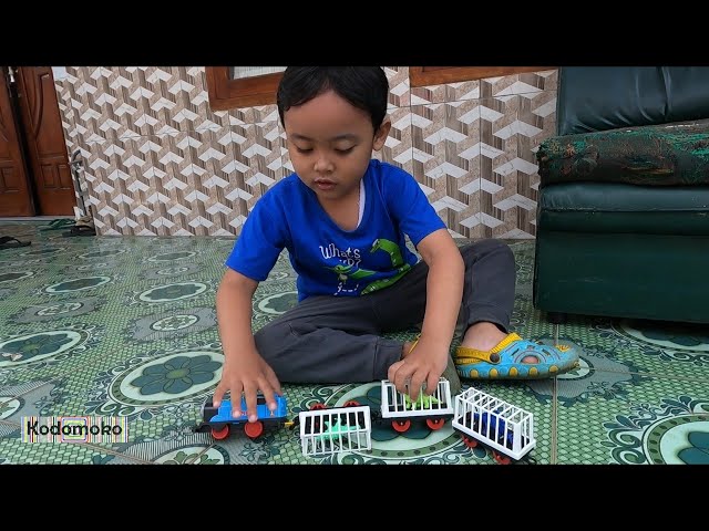 Ade bocil unboxing mainan kereta api thomas class=