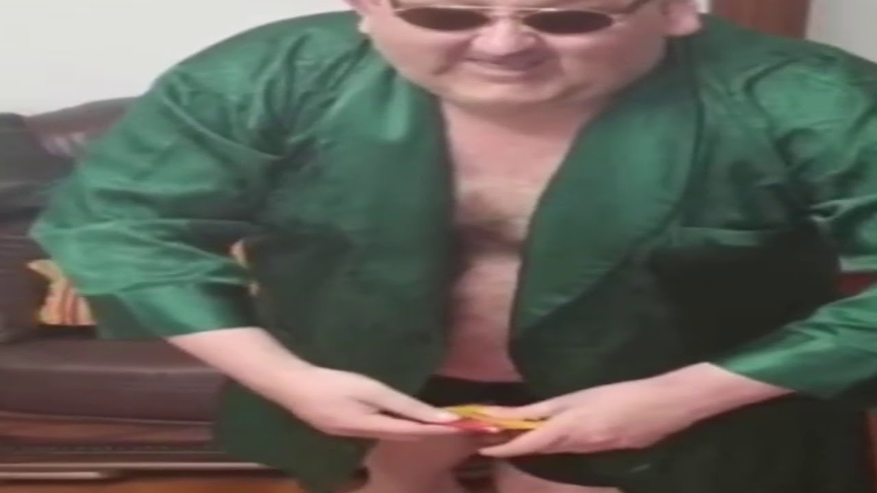 Wide El Dandy de Barcelona Walking