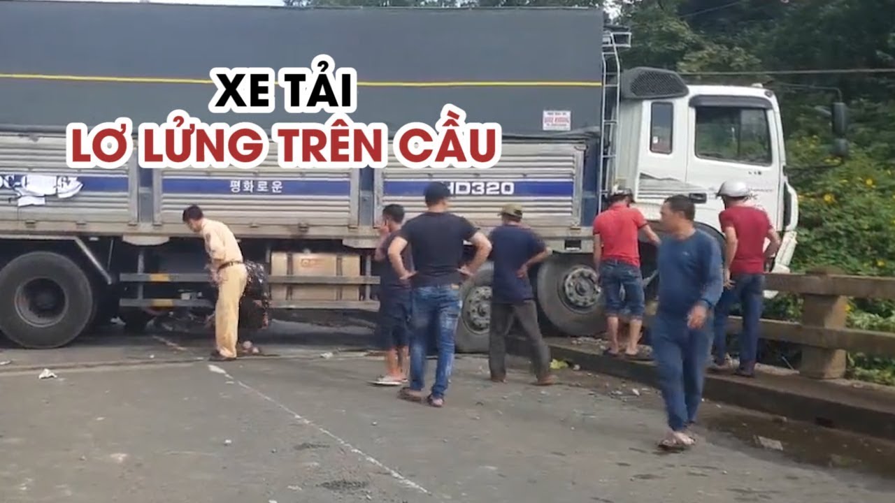 Xe tải lơ lửng trên cầu, dân phải chui gầm để qua Quốc... - youtube