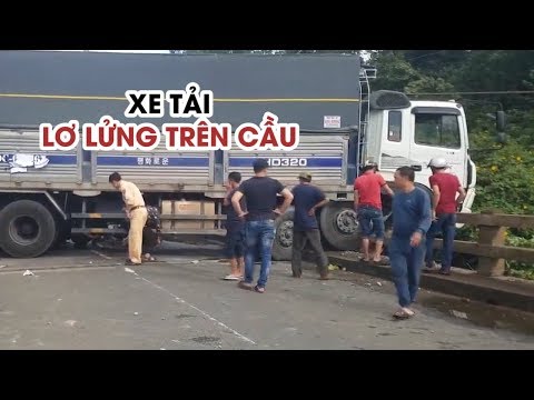 Video Xe tải lơ lửng trên cầu, dân phải chui gầm để qua Quốc... - youtube