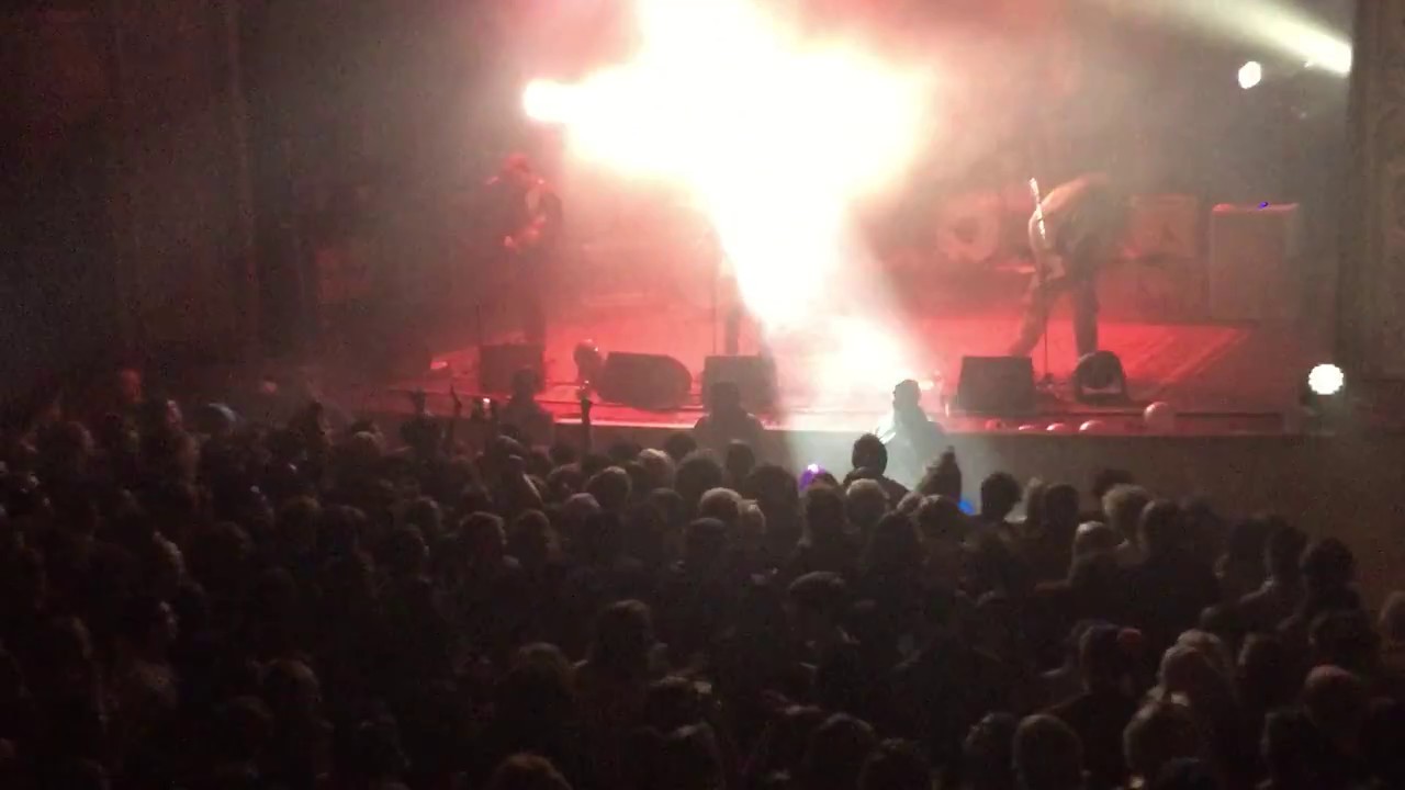 Wavves "Green Eyes" Live in Chicago (02242016) YouTube