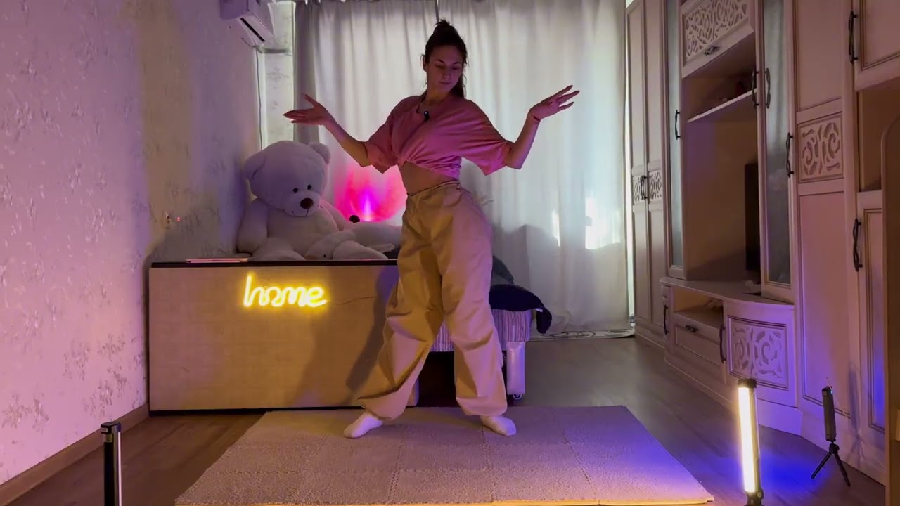 Танцевальная тренировка на бёдра дома 