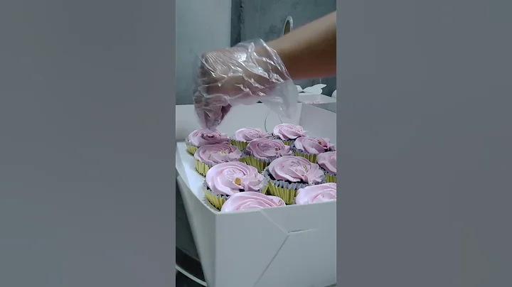 Wedding Cake frosting #mommybaker #cakedecorating #homemade  #homemadecake #customizedcake