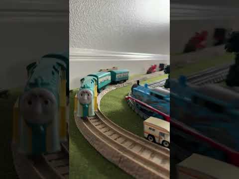 Videó: Mehetnek a trackmaster vonatok fasíneken?