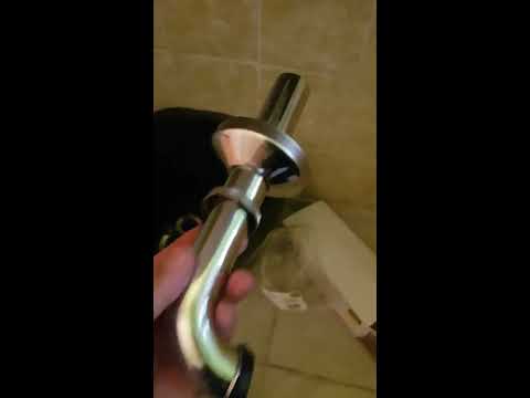 handwerker-erneuert-sifon-für-waschtisch