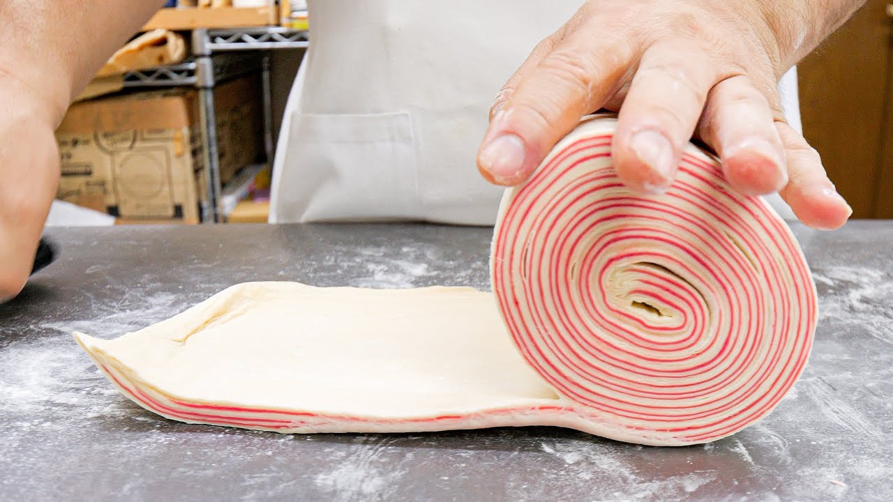 Удивительное мастерство пекарей, которые заканчивают один за другим множество буханок хлеба.