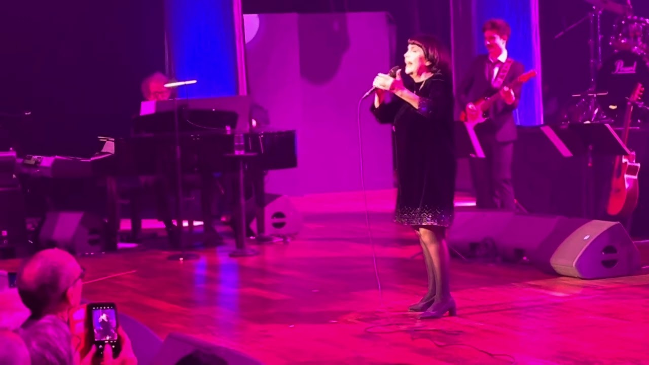 Concert de Mireille Mathieu à Lyon, Amphi 3000 - 15 novembre 2025, avec mon ami praguois Karel 