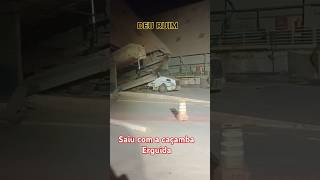 saiu com a caçamba suspensa