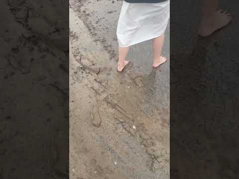 Jiytu walked barefoot on the mud road on a rainy day and left very clear footprints