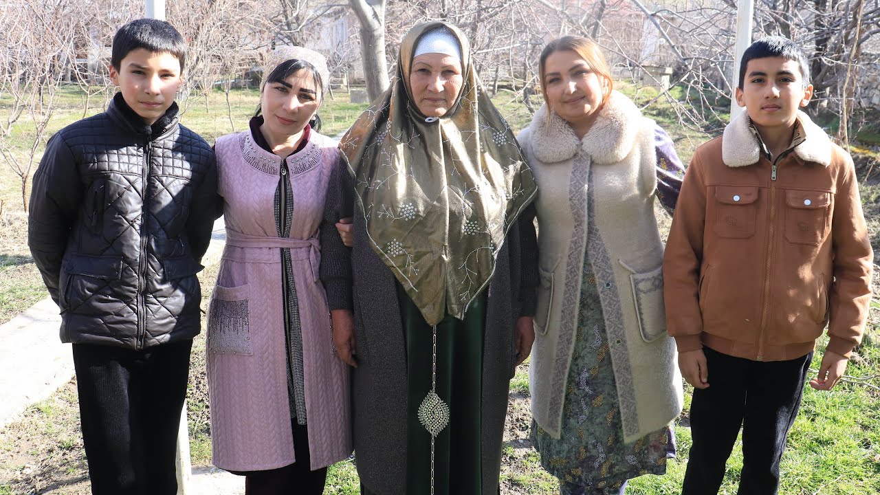 Бо иди модарон Озодахоларо аз номи фарзанди роҳдурашон Сафия ойти дар деҳаи Оқсой табрик кардем