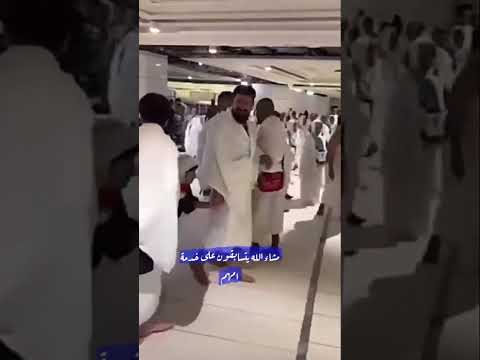 ثلاثة أخوه يتسابقون على بر امهم العجوز في الحرم المكي هؤلاء هم الرجال الاغنياء بالدين وحسن الخلق و