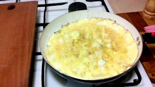 Яичница-болтунья с луком и колбасой Яичница-болтунья с луком и колбасой
