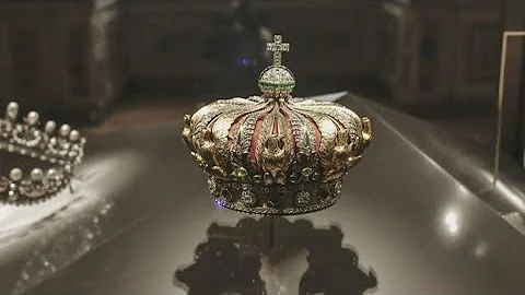 Louvre heist caught on camera; police continue search for suspects