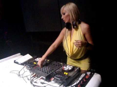 02 DJ SABRINA BOING BOING mixando na Base Lounge - Campinas