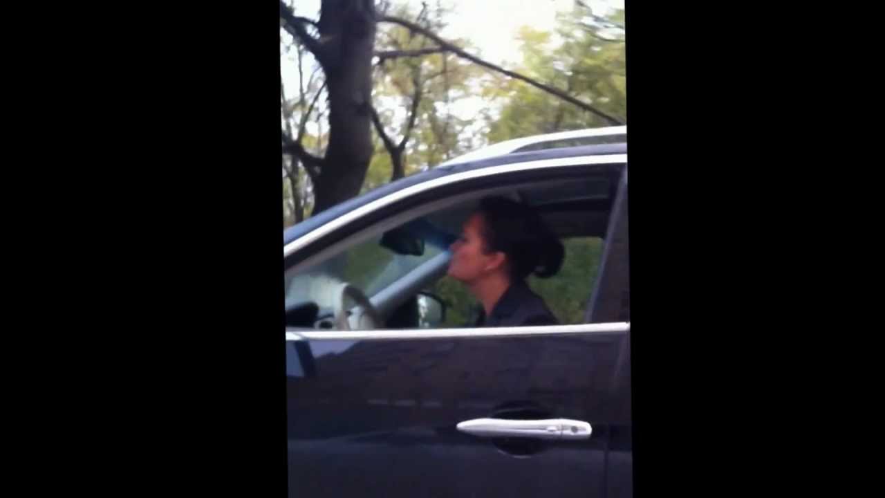 Дин поет в машине