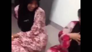 Download Lucu ....... Cewek Kentut Bikin Ngakak Video MP3 Lucu ....... Cewek Kentut Bikin Ngakak