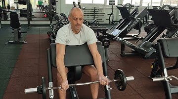 Curl de Biceps en Banco Scott con barra w