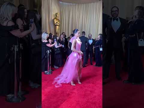 Leah Lewis is divine at the Oscars red carpet #glambot #shorts