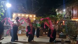 Điệu Múa Của Các Cô Gái Bản Làng Làng Hạnh Phúc Hoà Bình