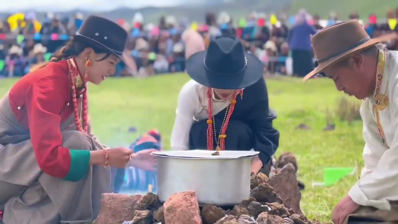 Through a Traveler’s Lens: Vast Grasslands and Nomadic Life on the Tibetan Plateau