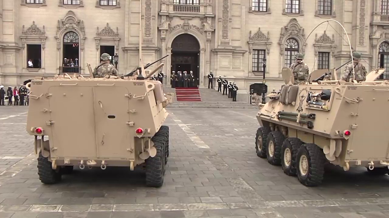 Jefe de Estado preside cambio de guardia en Palacio de Gobierno, a cargo de la Marina de Guerra