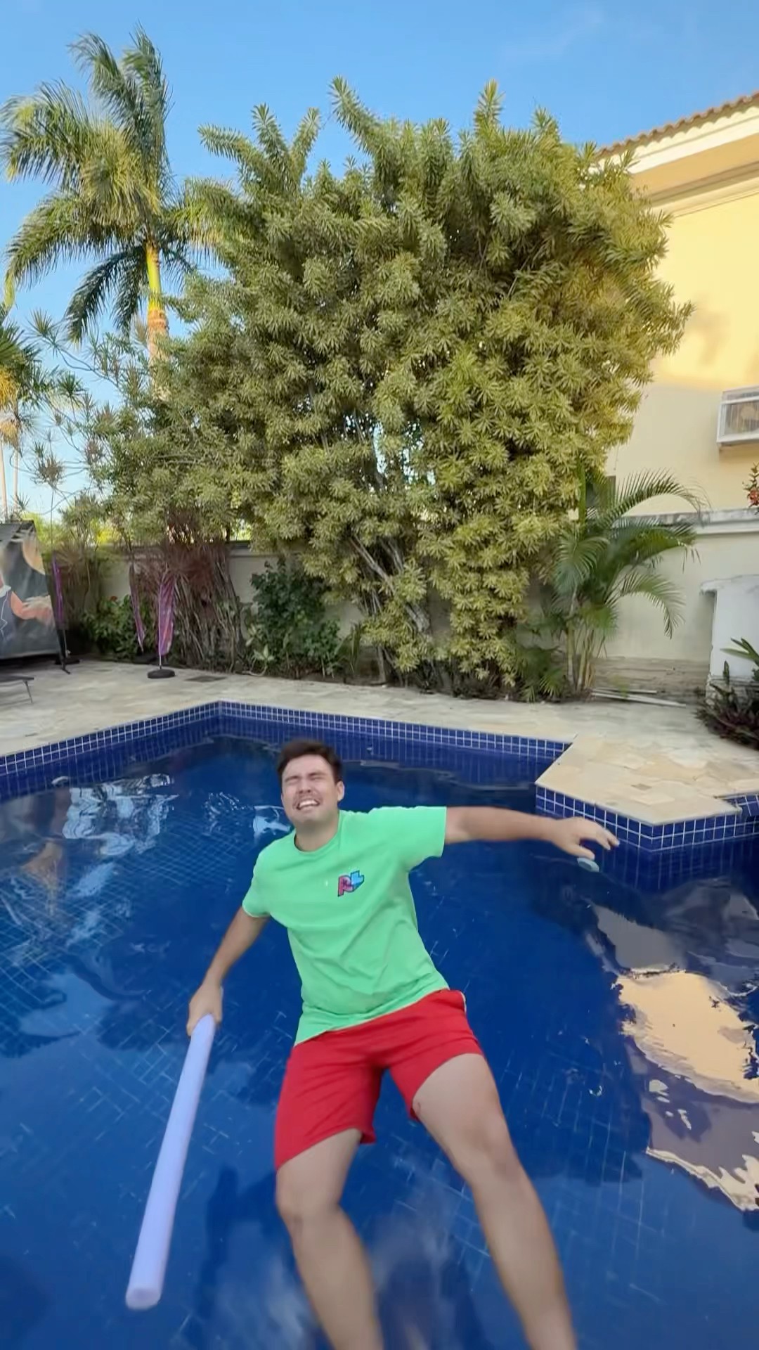 SE ERRAR CAI NA PISCINA! #shorts