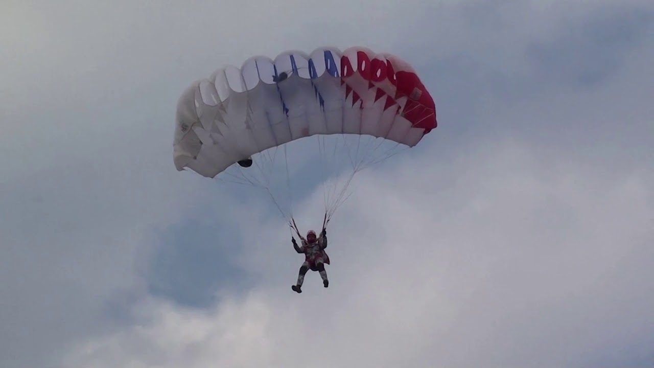Первые прыжки с парашютом на точность. Аэродром Ватулино - YouTube