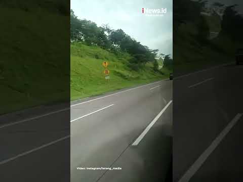 Detik-detik Kecelakaan Mobil Terbalik di Tol Bawen Semarang