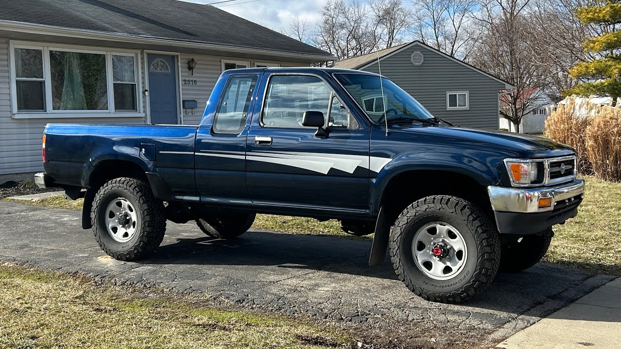 1992 Toyota Pickup POV.    Extended cab 4WD 5 Speed! 